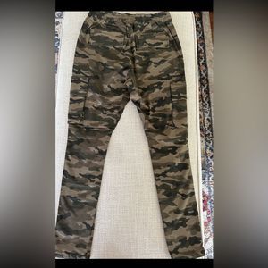 Divided Elastic waist Cargo Pants. Men’s. Camo. Waist size 30. Like new.